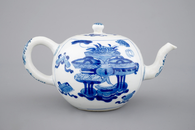 Een blauw-witte Chinees porseleinen theepot, Kangxi, ca. 1700