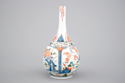 A Japanese Kakiemon-style bottle vase, 17/18th C.