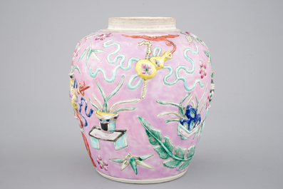 Un pot en porcelaine de China au d&eacute;cor en relief sur fond roze, 19&egrave;me