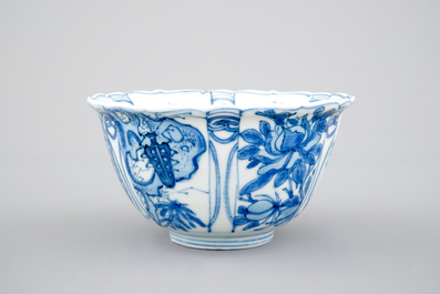 Un bol en porcelaine de Chine de type "kraak", &eacute;poque Wan-Li, Dynastie Ming