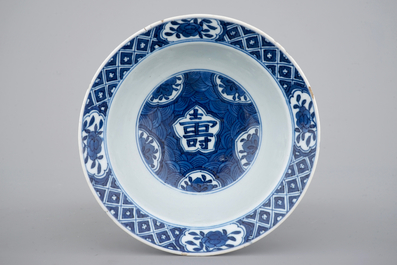 Un bol en porcelaine de Chine bleu et blanc, Kangxi, ca. 1700