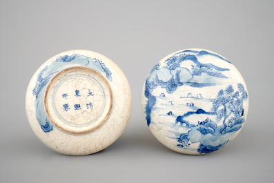 Une bo&icirc;te ronde en porcelaine de Chine bleu et blanc pour cire d'&eacute;tampes, 18&egrave;me
