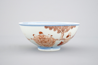 Een Chinees porseleinen kom met ijzerrood decor, 19e eeuw