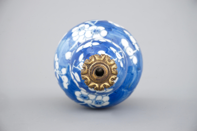 Een blauw-witte kalebasvormige vaas met blauwe fondkleur en chinoiserie montuur, 18/19&egrave;me