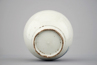 Un vase bouteille en porcelaine de Japon, Arita, 17/18&egrave;me