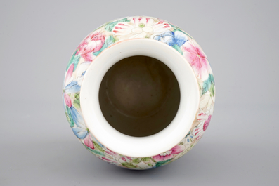 Un vase en porcelaine de Chine famille rose au d&eacute;cor millefleurs, 19/20&egrave;me