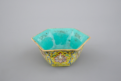 Un bol hexagonal au fond jaune, marqu&eacute; Qianlong, 19&egrave;me