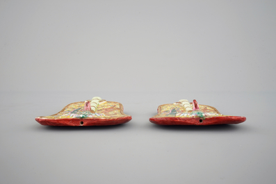 Une paire de feuilles d'&eacute;ventail en porcelaine de Chine famille rose, 19&egrave;me