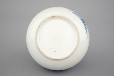 Un vase bouteille en porcelaine polychrome de Japon, 17/18&egrave;me