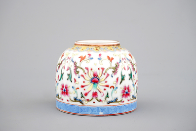 A Chinese famille rose enamelled brushwasher, 19/20th C.
