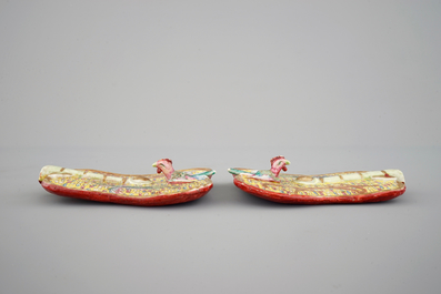 Une paire de feuilles d'&eacute;ventail en porcelaine de Chine famille rose, 19&egrave;me