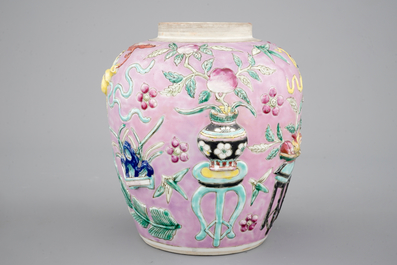 Un pot en porcelaine de China au d&eacute;cor en relief sur fond roze, 19&egrave;me