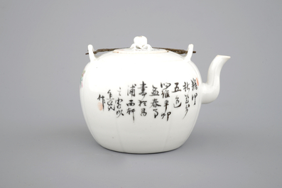 Une th&eacute;i&egrave;re en porcelaine de Chine de style Qianjiang, 19/20&egrave;me