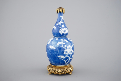 Een blauw-witte kalebasvormige vaas met blauwe fondkleur en chinoiserie montuur, 18/19&egrave;me
