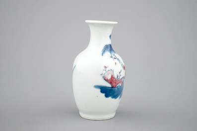 Un vase en bleu, blanc et rouge en porcelaine de Chine, 19/20&egrave;me