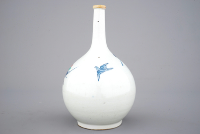 Un vase bouteille en porcelaine polychrome de Japon, 17/18&egrave;me