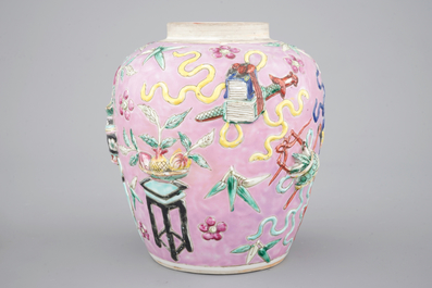 Un pot en porcelaine de China au d&eacute;cor en relief sur fond roze, 19&egrave;me