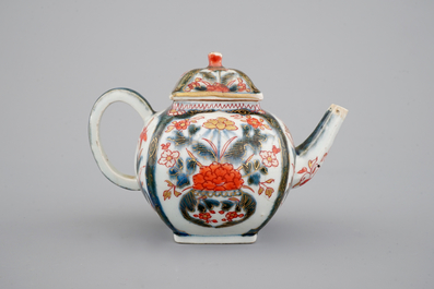 Een vierkante Japanse porseleinen Imari theepot, 17/18e eeuw