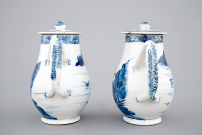 Une paire de verseuses et couvercles en porcelaine de Chine, 18&egrave;me