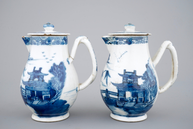 Une paire de verseuses et couvercles en porcelaine de Chine, 18&egrave;me
