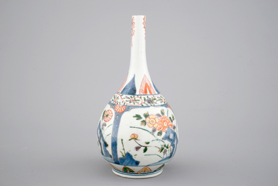 A Japanese Kakiemon-style bottle vase, 17/18th C.