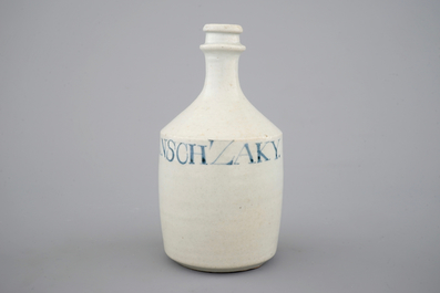 Une bouteille en porcelaine de Japon, inscrit Japansch Zaky, 17/18&egrave;me
