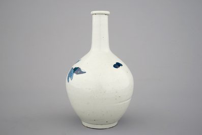 Un vase bouteille en porcelaine de Japon, Arita, 17/18&egrave;me