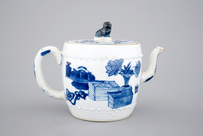 Une th&eacute;i&egrave;re en porcelaine de Chine bleu et blanc, &eacute;poque Kangxi, ca. 1700