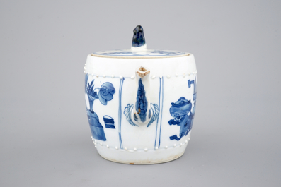 Une th&eacute;i&egrave;re en porcelaine de Chine bleu et blanc, &eacute;poque Kangxi, ca. 1700