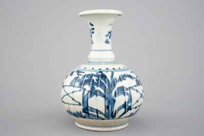 A Japanese Arita porcelain kendi, 17/18th C.