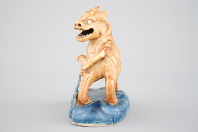 Een Chinees biscuit porseleinen figuur van een kylin, Qianlong, 18e eeuw