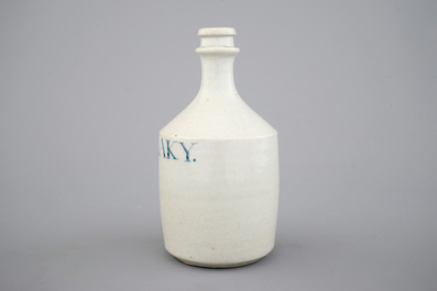 Une bouteille en porcelaine de Japon, inscrit Japansch Zaky, 17/18&egrave;me