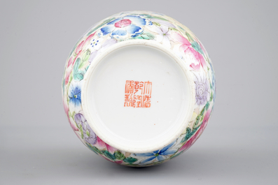 Un vase en porcelaine de Chine famille rose au d&eacute;cor millefleurs, 19/20&egrave;me