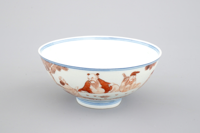 Een Chinees porseleinen kom met ijzerrood decor, 19e eeuw