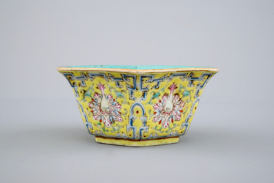 Un bol hexagonal au fond jaune, marqu&eacute; Qianlong, 19&egrave;me