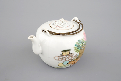 Une th&eacute;i&egrave;re en porcelaine de Chine de style Qianjiang, 19/20&egrave;me