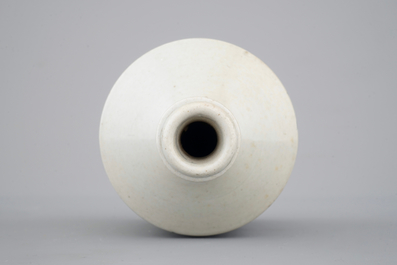 Une bouteille en porcelaine de Japon, inscrit Japansch Zaky, 17/18&egrave;me