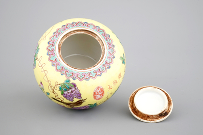 Een Chinese dekselkom met gele fondkleur in Dayazhai stijl, 19/20e eeuw