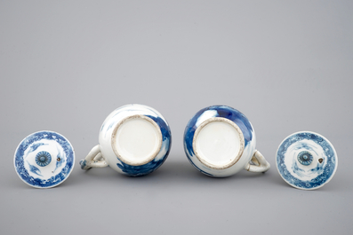 Une paire de verseuses et couvercles en porcelaine de Chine, 18&egrave;me