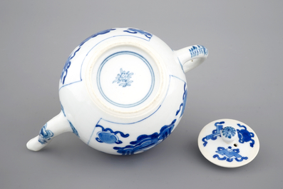 Een blauw-witte Chinees porseleinen theepot, Kangxi, ca. 1700