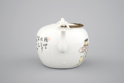 Une th&eacute;i&egrave;re en porcelaine de Chine de style Qianjiang, 19/20&egrave;me