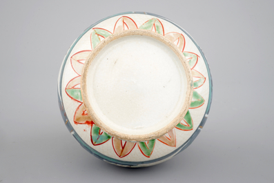 Un vase de forme bouteille de style Kakiemon, Japon, 17/18&egrave;me