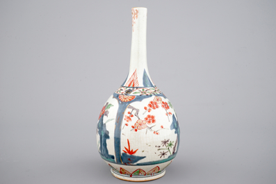 Un vase de forme bouteille de style Kakiemon, Japon, 17/18&egrave;me
