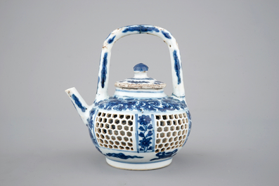 A Chinese double-walled blue and white teapot, Kangxi, ca. 1700