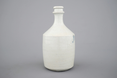 Une bouteille en porcelaine de Japon, inscrit Japansch Zaky, 17/18&egrave;me