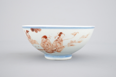 Een Chinees porseleinen kom met ijzerrood decor, 19e eeuw