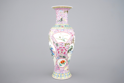 Un vase en porcelaine de Chine famile rose, 20&egrave;me