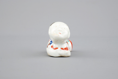 Un sifflet en porcelaine de Japon kakiemon en forme d'un gar&ccedil;on, 17/18&egrave;me