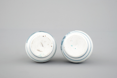 A pair of Japanese Kakiemon porcelain miniature vases, 17/18th C.