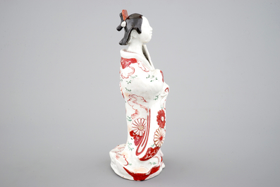 Une figure d'une bijin en porcelaine de Japon, 18&egrave;me